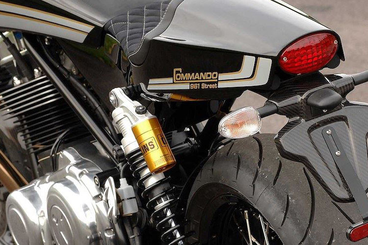 Nhiều chi tiết được thiết kế lại như phần đuôi xe được gò thủ công bằng nhôm rất tỉ mỉ, chuyên nghiệp.