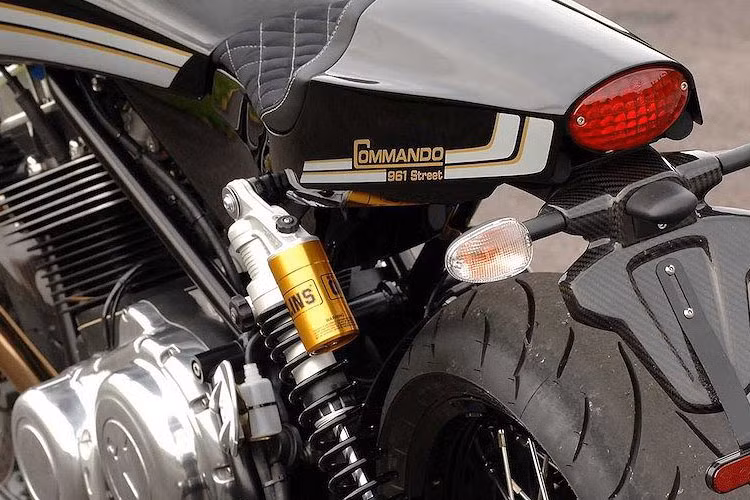 Nhiều chi tiết được thiết kế lại như phần đuôi xe được gò thủ công bằng nhôm rất tỉ mỉ, chuyên nghiệp.