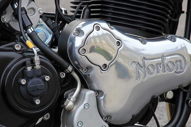 Xe được trang bị động cơ xi-lanh đôi 961cc làm mát bằng dầu/không khí với hệ bôi trơn khô, cò đũa đẩy 2 van/xi-lanh (OHV) và kèm hệ thống phun xăng điện tử. Có công suất 80PS và mô-men xoắn 90Nm, động cơ này được đặt trong bộ khung thép ống.