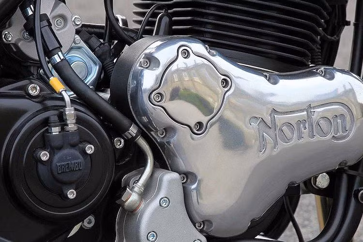 Xe được trang bị động cơ xi-lanh đôi 961cc làm mát bằng dầu/không khí với hệ bôi trơn khô, cò đũa đẩy 2 van/xi-lanh (OHV) và kèm hệ thống phun xăng điện tử. Có công suất 80PS và mô-men xoắn 90Nm, động cơ này được đặt trong bộ khung thép ống.