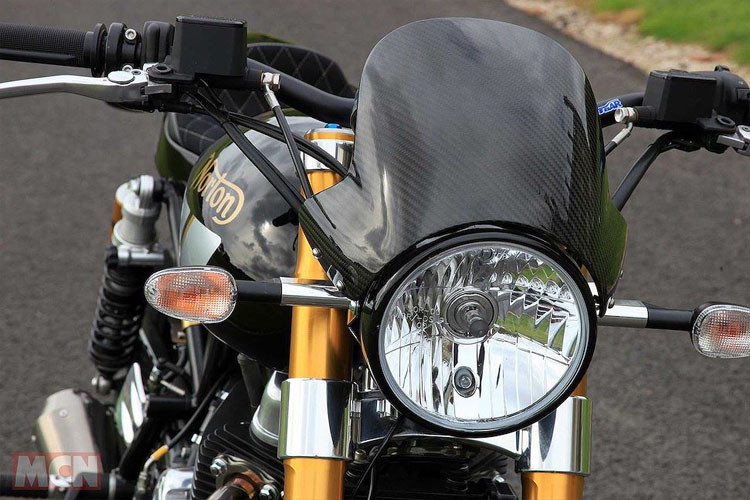 Bất ngờ hơn khi mẫu môtô này được thiết kế theo ý tưởng chiếc Harley-Davidson XR750 Flat Tracker nhưng khi hoàn thành nó lại khiến ai ai cũng gợi nhớ đến mẫu roadster "cơ bắp" trong thập niên 70 của Thế kỷ XX.