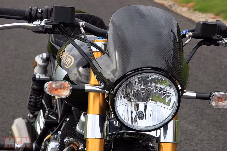 Bất ngờ hơn khi mẫu môtô này được thiết kế theo ý tưởng chiếc Harley-Davidson XR750 Flat Tracker nhưng khi hoàn thành nó lại khiến ai ai cũng gợi nhớ đến mẫu roadster "cơ bắp" trong thập niên 70 của Thế kỷ XX.