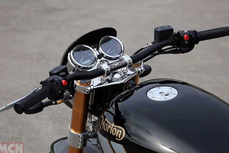 Rất nhiều đồ chơi hàng hiệu đắt tiền được áp dụng cho chiếc xe này tuy nhiên về phần ghi-đông của Commando 961 Street lại là loại Renthal Fat Bar thường nhưng vẫn rất được yêu thích.