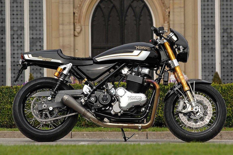 Hệ thống phuộc trước sau đều do Ohlins cung cấp, trong khi phanh trước sử dụng cặp heo Brembo M4/32.