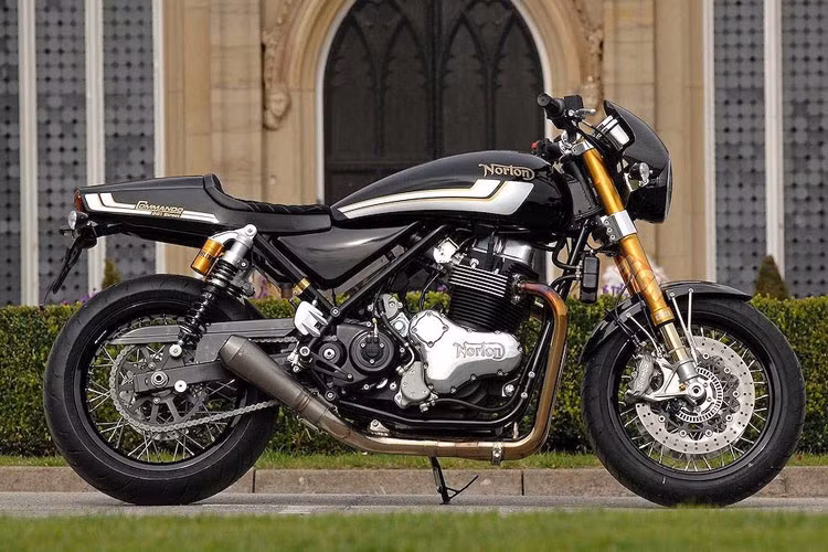 Hệ thống phuộc trước sau đều do Ohlins cung cấp, trong khi phanh trước sử dụng cặp heo Brembo M4/32.