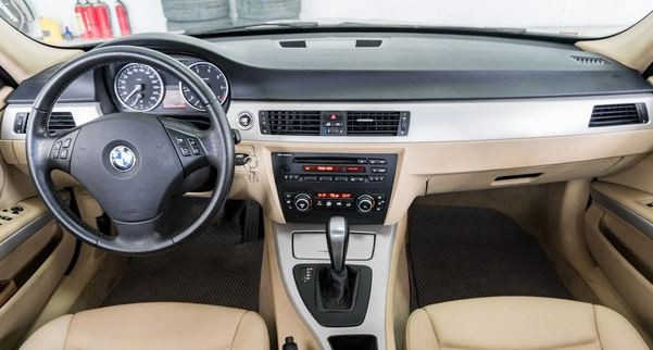 Nội thất bên trong. Vô lăng 3 chấu trợ lực dầu, tích hợp đủ các phím chức năng từ nghe gọi, media, chuyển đổi các chế độ AUX, FM, CD đến điều chỉnh lấy gió trong/ngoài của điều hoà.