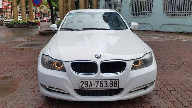 Ngoài ra, 320i đời 2010 còn được hãng xe sang BMW trang bị bao gồm phanh ABS, kiểm soát ổn định thân xe điện tử DSC, hệ thống kiểm soát độ bám đường DTC, hệ thống kiểm soát phanh DBC và cuối cùng là 6 túi khí bảo vệ hành khách trong trường hợp xảy ra va chạm.