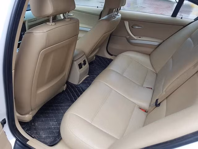 Nội thất màu sơn trắng sữa vẫn chưa bị ố màu.