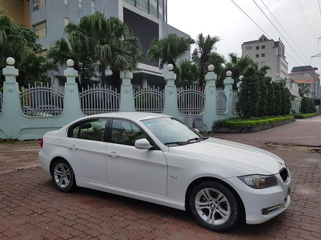 BMW 320i đời 2010 trong bài viết này, hiện đang được chủ nhân tại Hà Nội rao bán thuộc phiên bản facelift, dù đã 8 năm tuổi nhưng ngoại hình xe cả trong và ngoài đều còn khá mới.