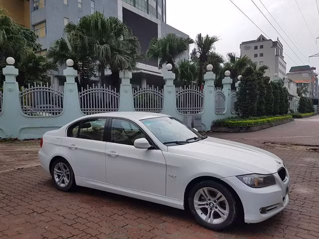 BMW 320i đời 2010 trong bài viết này, hiện đang được chủ nhân tại Hà Nội rao bán thuộc phiên bản facelift, dù đã 8 năm tuổi nhưng ngoại hình xe cả trong và ngoài đều còn khá mới.