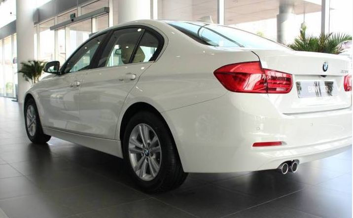 Đuôi xe giữ nét thiết kế truyền thống của BMW.