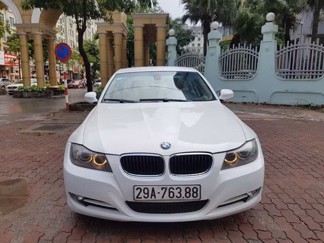 468 triệu đồng là mức giá mà chủ xe sang BMW 320i cũ mang biển số Hà Nội vừa rao bán. Mức giá này được mang ra so sánh với những mẫu xe Kia Morning S, Hyundai i10 sedan phiên bản 1.2 AT mua mới hiện nay.
