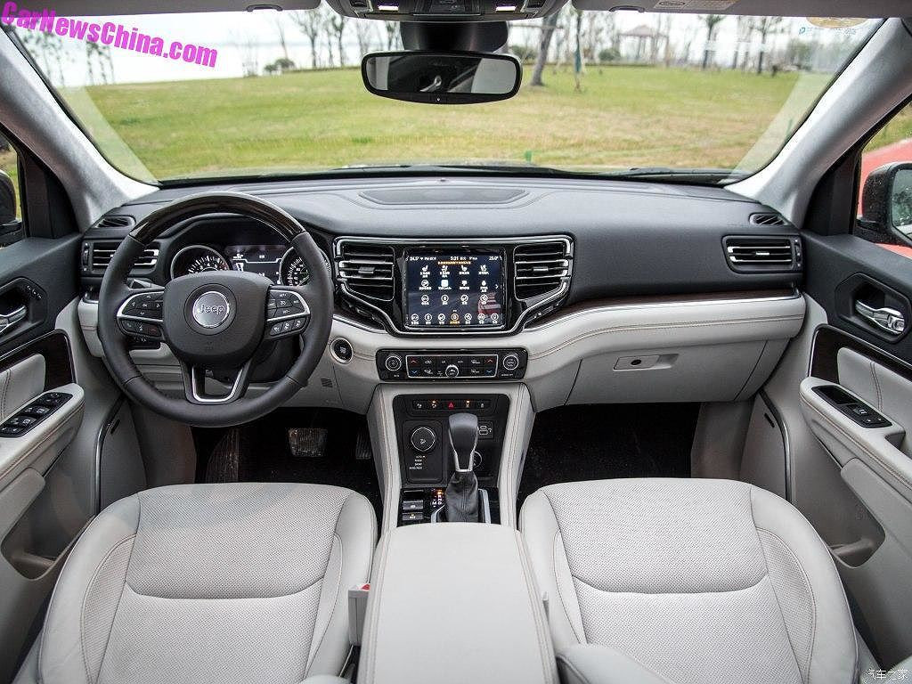 Trung tâm điều khiển sang trọng với đầy đủ trang bị tiện nghi hiện đại. Grand Commander gồm có 3 phiên bản cấu hình là Summit, Longitude và Limited. Tại thị trường Trung Quốc, xe sẽ được bán với giá từ 279.800 tới 409.800 NDT (khoảng từ 1,01 - 1,48 tỷ đồng).