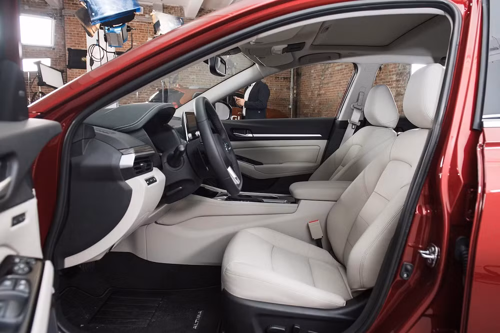 Ghế bọc da màu trắng sữa sang trọng.