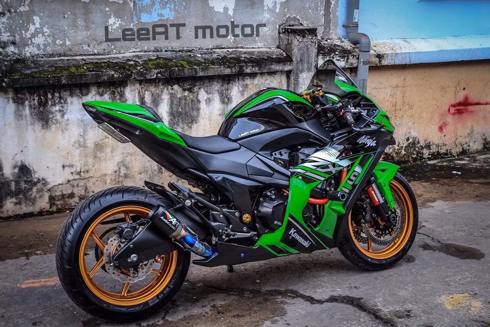 Đèn hậu nguyên bản của Z800 cũng được điều chỉnh lại đôi chút để tạo hiệu ứng đèn kép. Phần mỏ cày vuốt chế mủ dài ra sau ôm gọn cổ ống xả theo phong cách xe đua SBK.