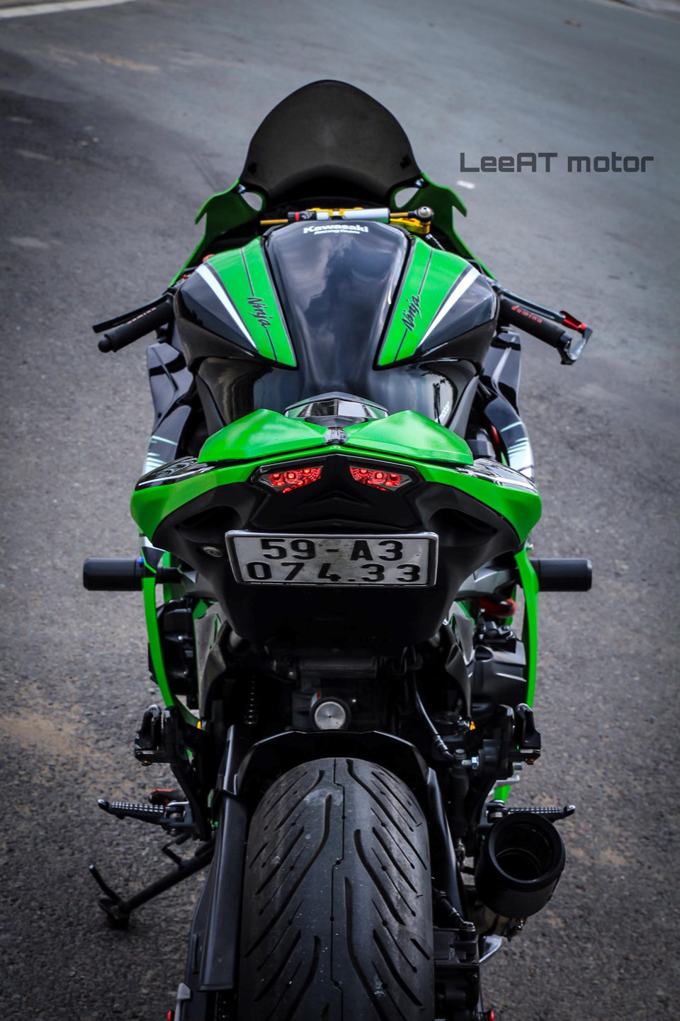 Các thợ độ xe môtô phân khối lớn của workshop LeeAT Motor đã mất thời gian khoảng 1 tháng để hoàn thành bản độ tuyệt đẹp này.