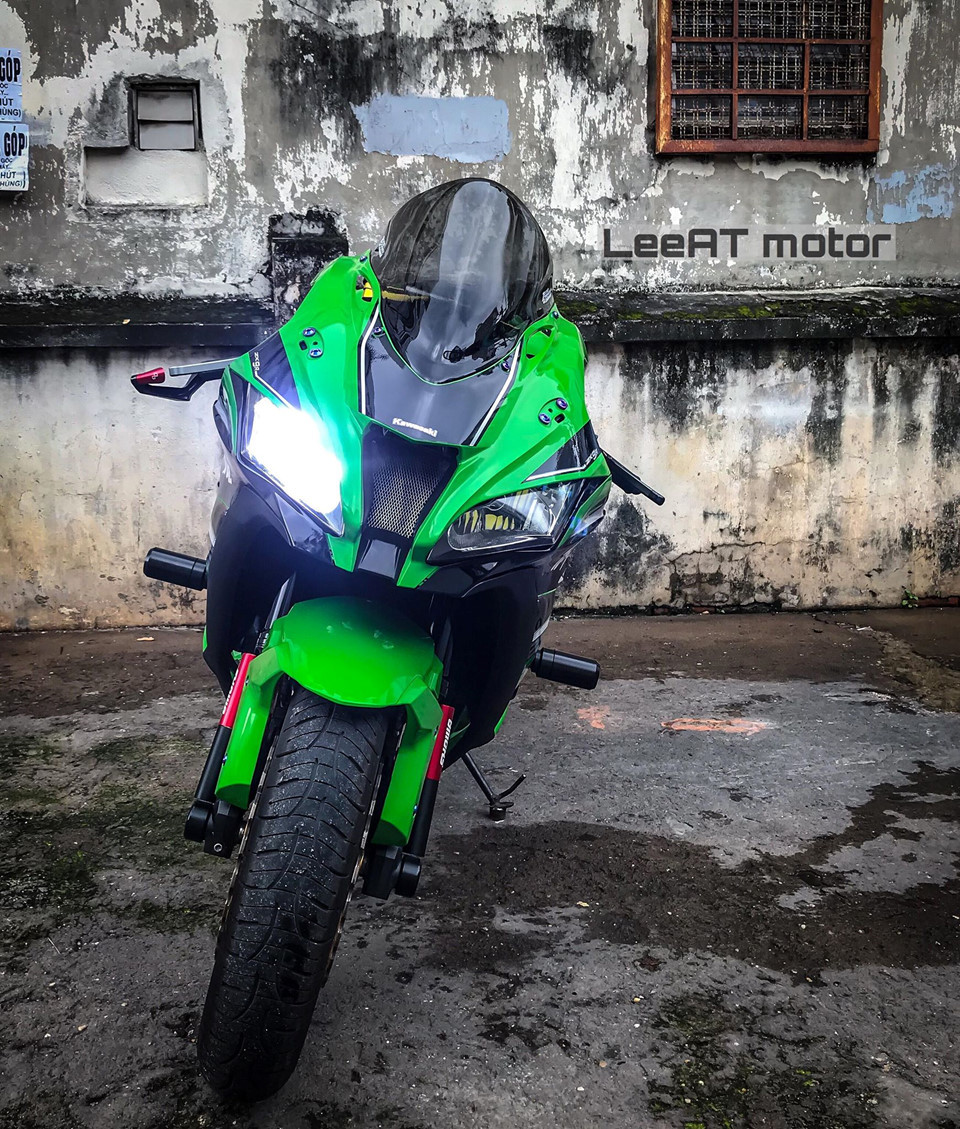 Đèn pha trước cũng dùng nguyên bản từ chiếc ZX-R10. Chiếc xe trông mạnh mẽ, chất chơi hơn nhờ khe hút gió lớn kết hợp cùng kính gió Zero Gravity.