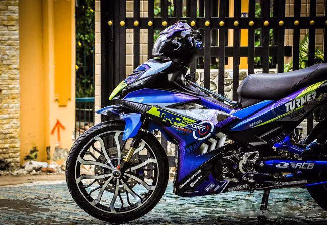 Chiếc xe thu hút ánh nhìn của bất kỳ ai bởi tất cả các chi tiết trên xe đều được trau chuốt, đánh bóng nhìn rất cao cấp, chất chơi.