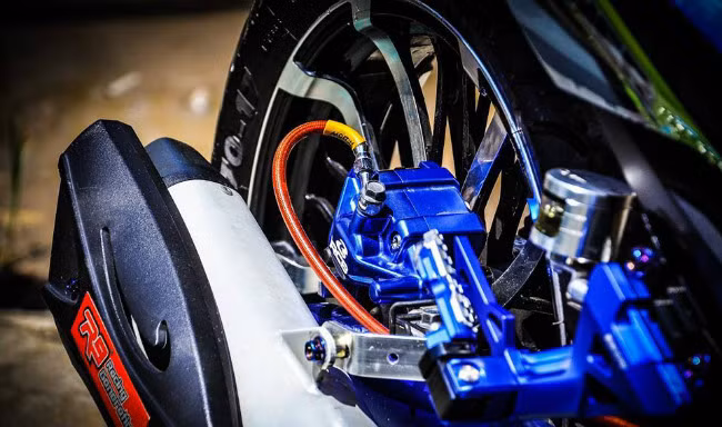 Bộ phận để chân cũng được độ khác hoàn toàn so với nguyên bản.