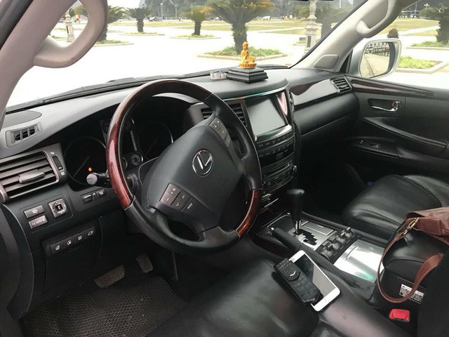 Bên trong khoang nội thất xe chủ yếu là vật liệu da và gỗ.