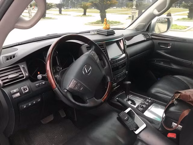 Bên trong khoang nội thất xe chủ yếu là vật liệu da và gỗ.