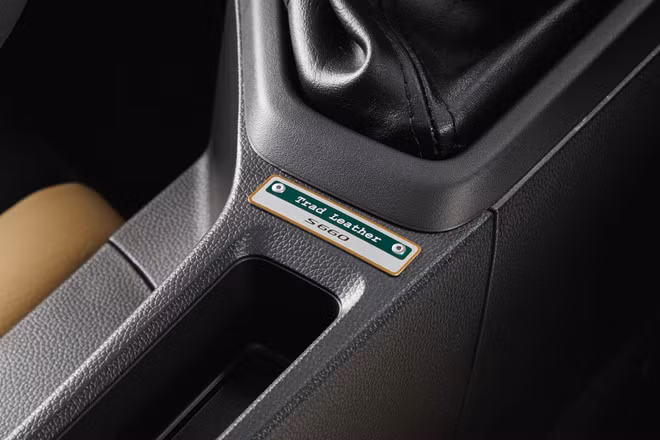 Sức mạnh được truyền tới trục sau thông qua hộp số sàn 6 cấp hoặc hộp số vô cấp CVT. Tốc độ tối đa mà chiếc xe có thể đạt được chỉ là 140 km/h để phù hợp với quy chuẩn của dòng Kei-car.