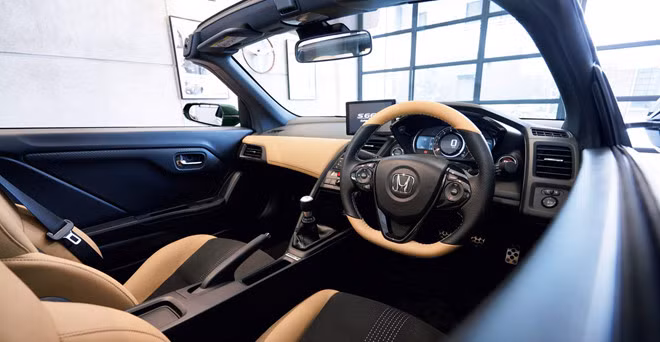 Khoang nội thất của Honda S660 Trad Leather Edition được phủ da hai tông màu nâu-đen tương phản ở cặp ghế thể thao, vô-lăng và bảng điều khiển.