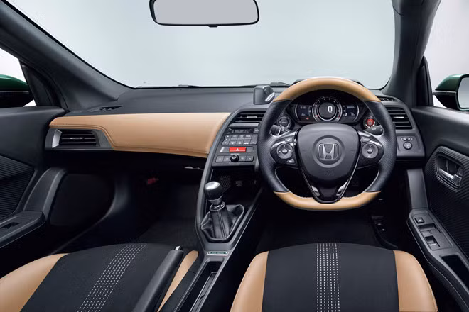 Honda S660 Trad Leather Edition có gắn tấm biển nhôm có in dòng chữ “Trad Leather” ở bảng điều khiển trung tâm nhằm giúp khách hàng phần biệt nó với bản tiêu chuẩn.
