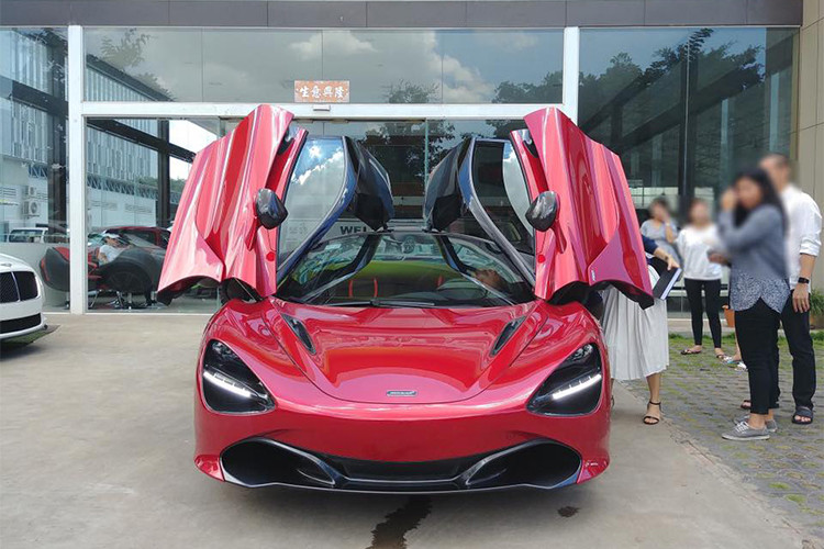 720S là sản phẩm hoàn toàn mới trong gia đình Super Series của McLaren, mẫu siêu xe này có nhiệm vụ kế thừa "đàn anh" 650S đình đàm trước đó. Hiện số lượng siêu xe được sản xuất cho đến năm 2018 đã "cháy hàng" và nếu muốn mua siêu xe này thì khách hàng phải chờ đến sang năm.