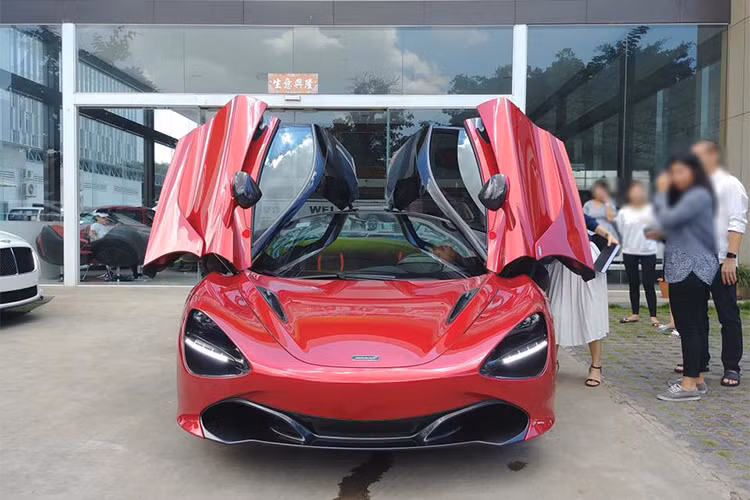 720S là sản phẩm hoàn toàn mới trong gia đình Super Series của McLaren, mẫu siêu xe này có nhiệm vụ kế thừa "đàn anh" 650S đình đàm trước đó. Hiện số lượng siêu xe được sản xuất cho đến năm 2018 đã "cháy hàng" và nếu muốn mua siêu xe này thì khách hàng phải chờ đến sang năm.