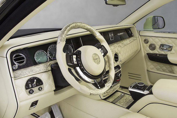 Màu vàng nhạt Bushukan cũng là tông màu chủ đạo cho toàn bộ nội thất bên trong xe. Vô lăng xe bọc da và ốp gỗ.