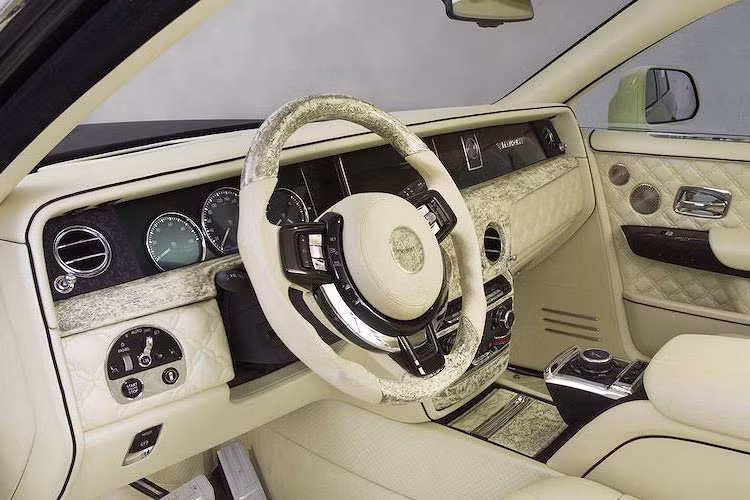 Màu vàng nhạt Bushukan cũng là tông màu chủ đạo cho toàn bộ nội thất bên trong xe. Vô lăng xe bọc da và ốp gỗ.