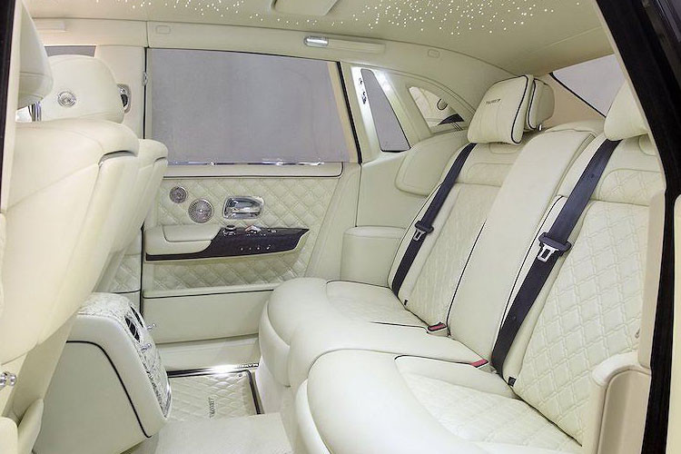 Ghế ngồi, táp lô và táp li cửa đều được bọc da, thêu họa tiết hình kim cương sang trọng.