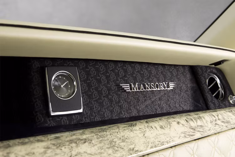 Đặc biệt, phần táp lô trước ghế hành khách phía trước được trang trí họa tiết độc đáo kèm logo hãng độ Mansory.