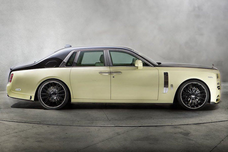 Phần thân dưới và cánh cửa được sơn màu Vàng Bushukan (màu quả phật thủ) đặc trưng của phiên bản này.