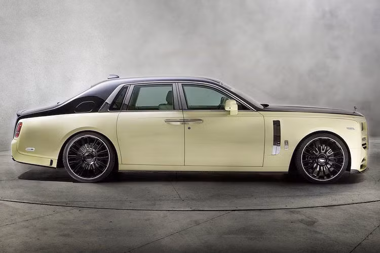 Phần thân dưới và cánh cửa được sơn màu Vàng Bushukan (màu quả phật thủ) đặc trưng của phiên bản này.