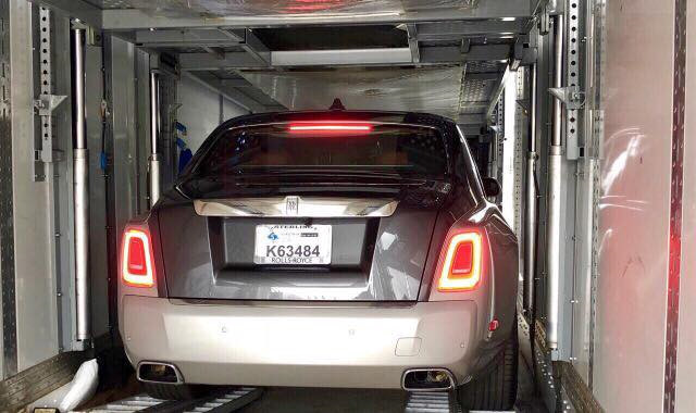 Khoảng cách chiếu sáng mà Rolls-Royce công bố là 600 m. Bánh xe kích thước 22 inch.