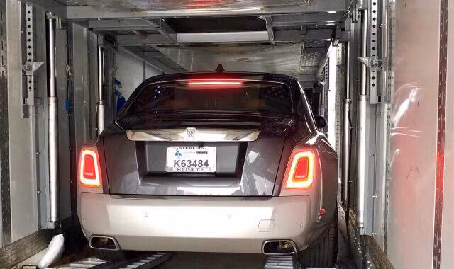 Khoảng cách chiếu sáng mà Rolls-Royce công bố là 600 m. Bánh xe kích thước 22 inch.