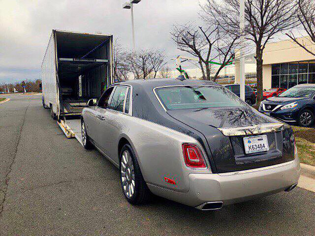 Rolls-Royce còn gọi Phantom thế hệ mới với mệnh danh là "chiếc xe im lặng nhất thế giới" với tổng 130 kg vật liệu cách âm được sử dụng, bố trí khắp khoang động cơ và xung quanh xe.