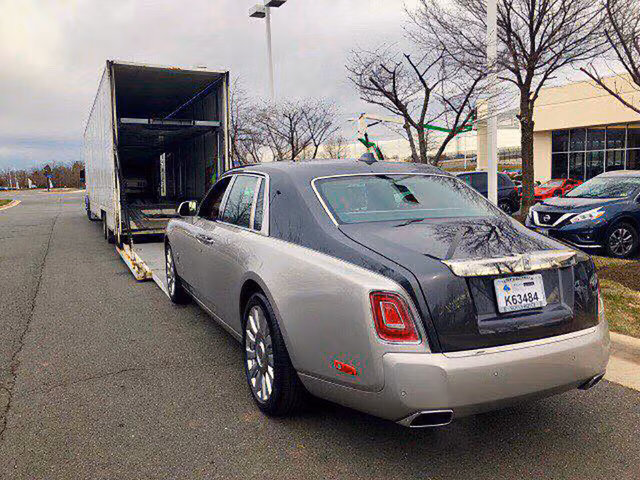 Rolls-Royce còn gọi Phantom thế hệ mới với mệnh danh là "chiếc xe im lặng nhất thế giới" với tổng 130 kg vật liệu cách âm được sử dụng, bố trí khắp khoang động cơ và xung quanh xe.