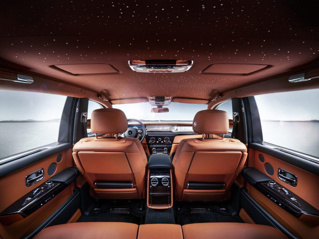 Nội thất xa hoa bên trong xe. Tại thị trường Mỹ, một chiếc Rolls-Royce Phantom 2018 có giá từ khoảng hơn 420.000 USD (khoảng 10,5 tỷ đồng). Giá xe tại Malaysia là khoảng 2,2 triệu ringgit (khoảng 12 tỷ đồng).