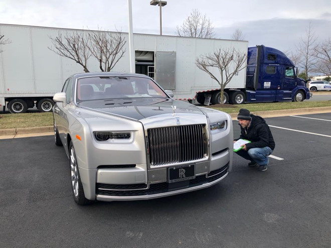 Theo hình ảnh chia sẻ, chiếc siêu xe sang Rolls-Royce Phantom 2018 đầu tiên chuẩn bị lên đường về Việt Nam trong tháng tới theo đường hàng không có ngoại thất 2 tông màu đen xám khá lạ mắt.