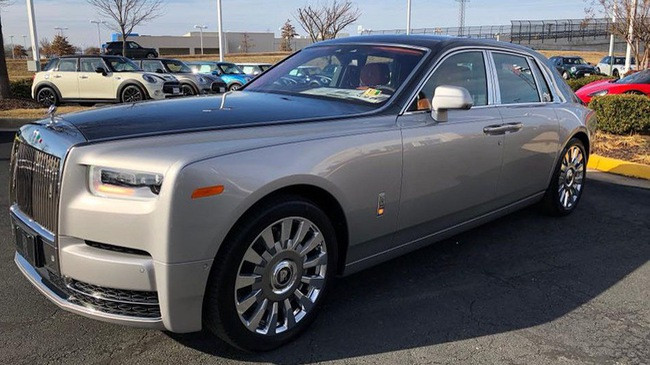 Rolls-Royce Phantom 2018 thế hệ thứ 8 ra mắt vào tháng 7/2017. Phiên bản 2018 khác với BMW 7-Series, sử dụng khung gầm bằng nhôm hoàn toàn mới mà hãng gọi là "Architecture of Luxury", tăng 30% độ cứng.
