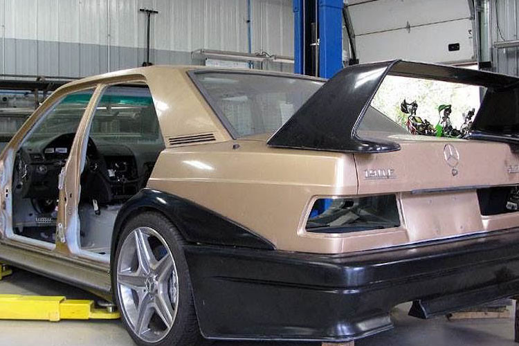 Bodykit của 190E 2.5-16 Evolution II được lắp vào sau khi Piper Motorsport "giải phẫu" thân xe thành công.