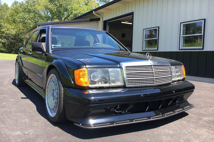 Xưởng độ Piper Motorsport đã khiến mọi người phải bất ngờ khi kì công "phẫu thuật" toàn bộ động cơ, hệ động lực, hệ thống điện, treo, phanh, nội thất và thậm chí là cả khung sàn của C63 AMG vào vỏ của một chiếc Mercedes 190E đời cũ.