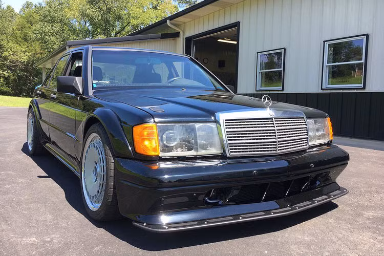 Xưởng độ Piper Motorsport đã khiến mọi người phải bất ngờ khi kì công "phẫu thuật" toàn bộ động cơ, hệ động lực, hệ thống điện, treo, phanh, nội thất và thậm chí là cả khung sàn của C63 AMG vào vỏ của một chiếc Mercedes 190E đời cũ.