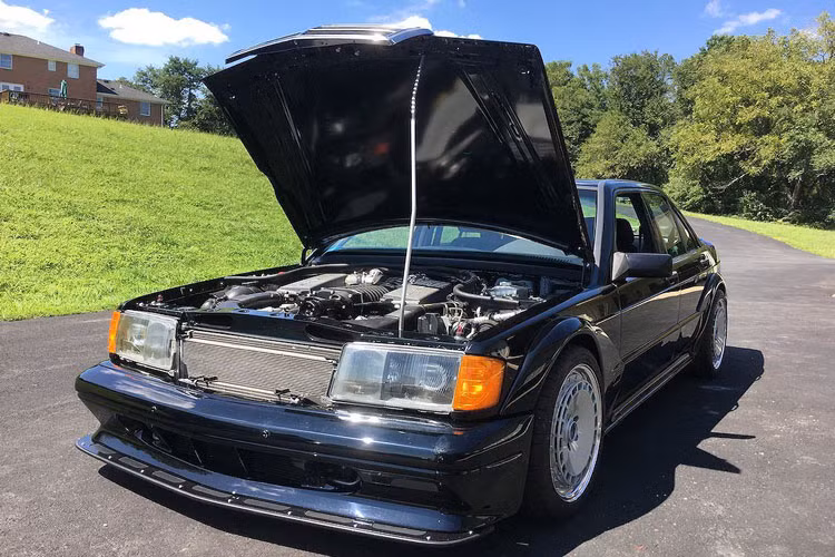 Động cơ V8 6.2l siêu nạp kèm hộp số tự động AMG SPEEDSHIFT MCT và hệ dẫn động cầu sau nguyên bản của chiếc xe sang Mercedes-Benz C63 AMG vẫn được Piper Motorsport giữ nguyên, cho công suất 480 mã lực và mô-men xoắn 600Nm.