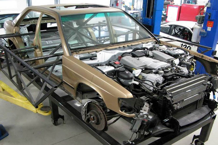 Việc đo kích thước giữa hai chiếc xe bắt đầu bằng cách gắn tạm thân của 190E lên khung sàn của C63 AMG. Phần động cơ cũng dần được lắp vào thân 190E.