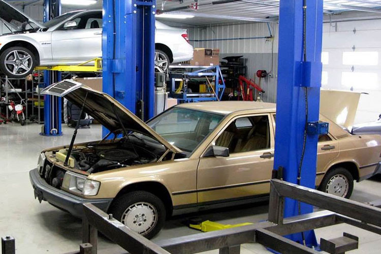 Qúa trình độ Mercedes C63 AMG mới sang hình hài của E190 đời cũ rất khó khăn do kích thước của 2 chiếc xe hoàn toàn khác biệt. Trước hết 2 "xác xe" nguyên bản trước khi được tháo rời.