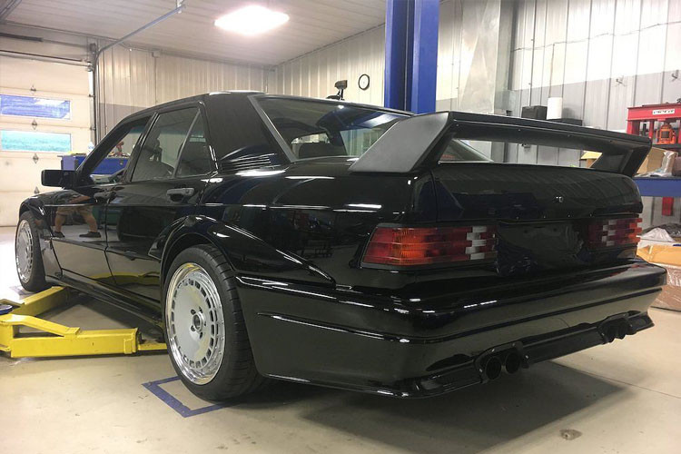 Sau khi lắp vào nền tảng của C63 AMG, bộ vỏ của 190E cũng phải được gia cố lại.